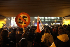 erkl-13-13-02_Dresden-Nazis-Blockiert6